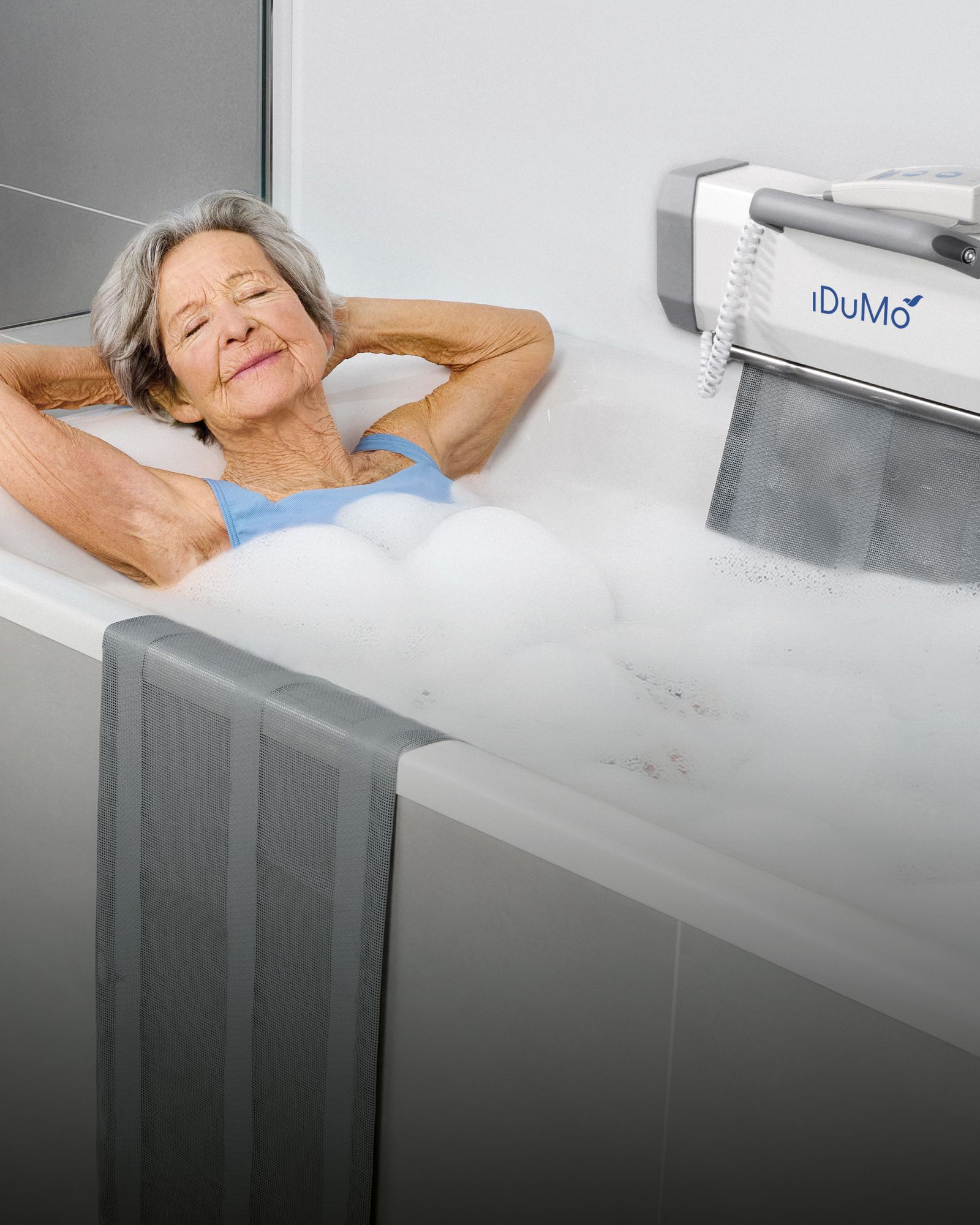 Ruhige Badewanne im warmen Abendlicht