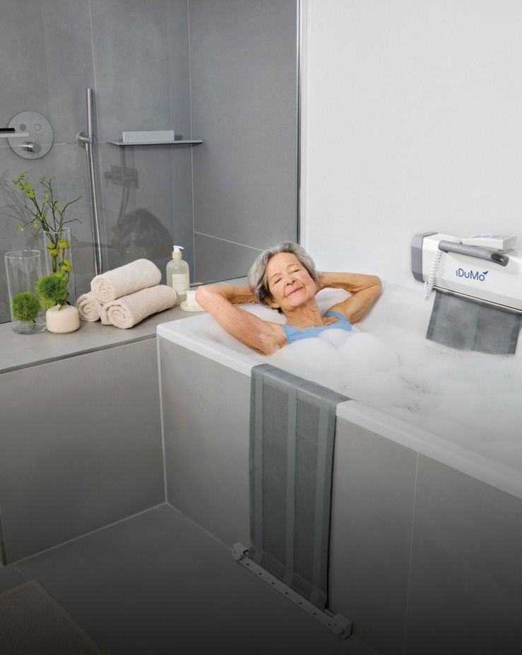 Ruhige Badewanne im warmen Abendlicht